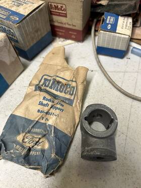 B8e-6531-a Ford 1959 Thunderbird 430 Rocker Arm Shaft Support Nos New